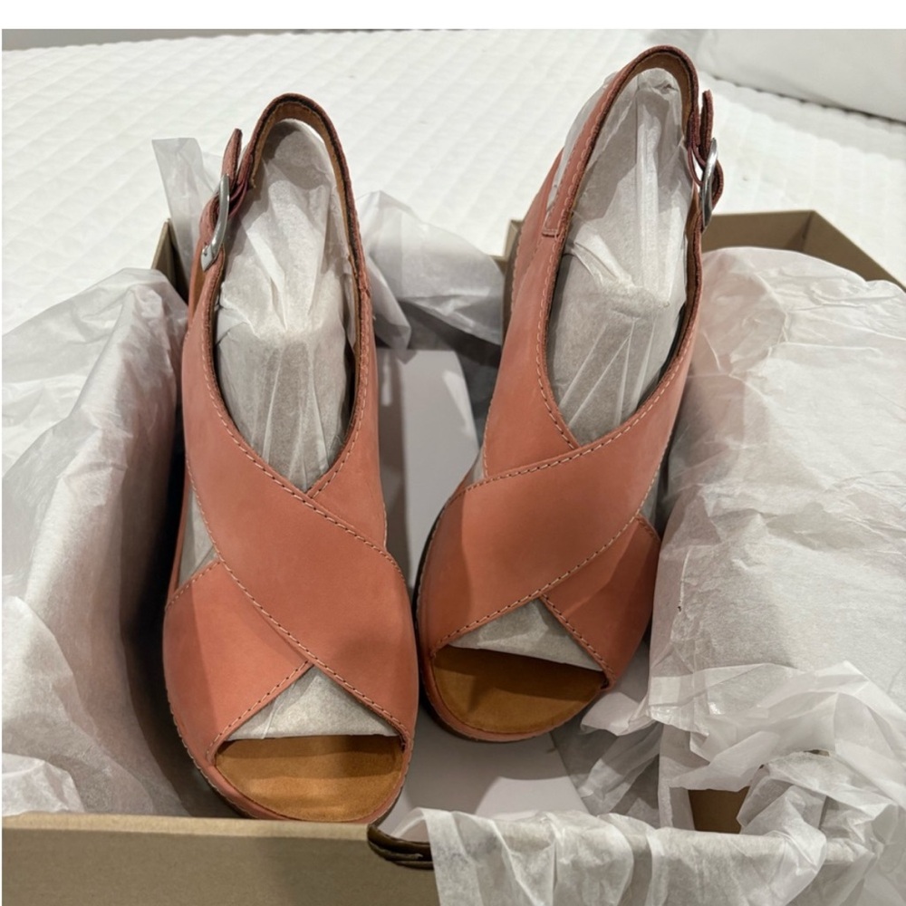 Clarks Women's Wedges in Peach Nubuck 9W